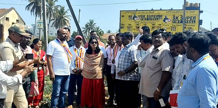 ಹೊಳೆನರಸೀಪುರದ ಕೆಎಸ್‍ಆರ್‌ಟಿಸಿ ಡಿಪೋ ಸಮೀಪದ ವಿವಾದಿತ ನಿವೇಶನದೊಲ್ಲಿ ಬೌದ್ಧ ಮಹಾಸಭಾದವರು ನಿರ್ಮಿಸಿಕೊಂಡಿದ್ದ ಟೆಂಟ್ ಸಂಬಂಧ ಸಮಸ್ಯೆ ಉಂಟಾಗಿದ್ದ ಸ್ಥಳಕ್ಕೆ ಜಿಲ್ಲಾಧಿಕಾರಿ ಲತಾಕುಮಾರಿ ಭೇಟಿ ನೀಡಿ ಪರಿಶೀಲನೆ ನಡೆಸಿದರು. ತಹಸೀಲ್ದಾರ್ ವೈ.ಎಂ.ರೇಣುಕುಮಾರ್, ಮಂಜುನಾಥ್, ಸೋಮಶೇಖರ್ ಇದ್ದರು. 