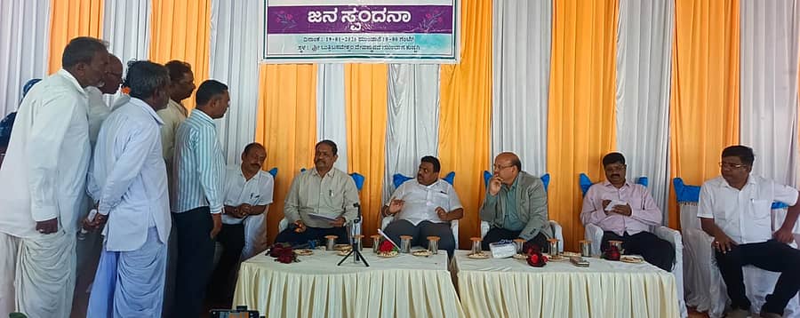 ಕುಷ್ಟಗಿಯಲ್ಲಿ ನಡೆದ ಜನಸ್ಪಂದನ ಸಭೆಯಲ್ಲಿ ಜನರು ಅಹವಾಲು ಸಲ್ಲಿಸಿದರು. ಶಾಸಕ ದೊಡ್ಡನಗೌಡ ಪಾಟೀಲ, ಜಿಲ್ಲಾಧಿಕಾರಿ ಡಾ.ಸುರೇಶ ಇಟ್ನಾಳ ಹಾಗೂ ಇತರರು ಇದ್ದರು