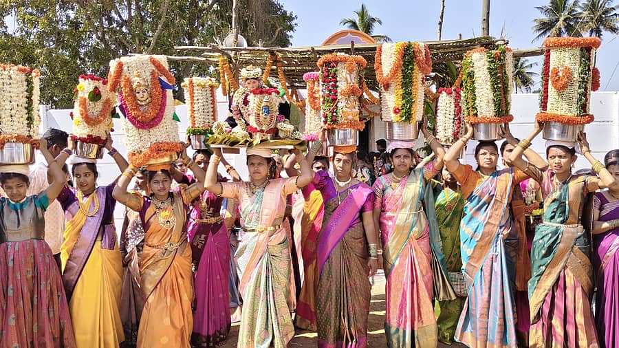 ಆನೇಕಲ್ ತಾಲ್ಲೂಕಿನ ಸಿಡಿಹೊಸಕೋಟೆ ಗ್ರಾಮದ ರೇಣುಕಾ ಯಲ್ಲಮ್ಮ ದೇವಿ ದೇವಾಲಯದ ಜಾತ್ರಾ ಮಹೋತ್ಸವ ಮತ್ತು ದೀಪೋತ್ಸವ ವಿಜೃಂಭಣೆಯಿಂದ ನಡೆಯಿತು