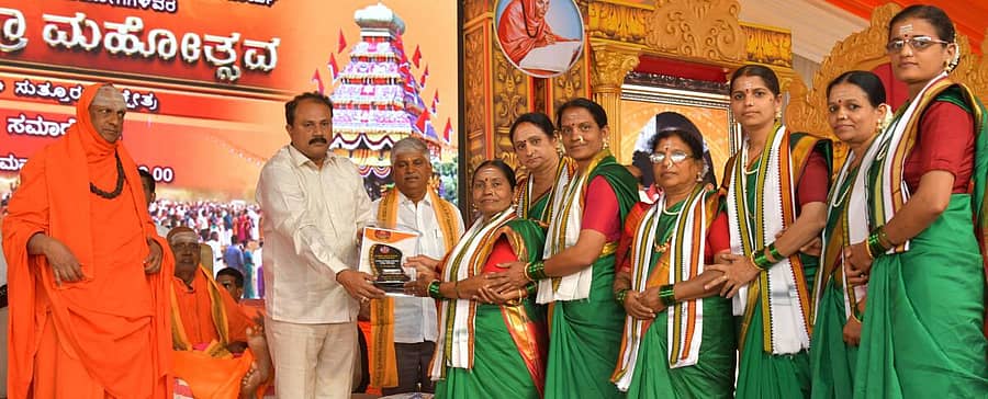 <div class="paragraphs"><p>ಸುತ್ತೂರು ಜಾತ್ರಾ ಮಹೋತ್ಸವದಲ್ಲಿ ನಡೆದ ಭಜನಾ ಮೇಳದಲ್ಲಿ ವಿಜೇತ ತಂಡಗಳಿಗೆ ವಿಧಾನಪರಿಷತ್‌ ಸದಸ್ಯ ಕೆ.ವಿವೇಕಾನಂದ, ಜೆಡಿಎಸ್‌ ಮುಖಂಡ ಸಿ.ಎಸ್. ಪುಟ್ಟರಾಜು ಬಹುಮಾನ ವಿತರಿಸಿದರು. ಶಿವರಾತ್ರಿ ದೇಶಿಕೇಂದ್ರ ಸ್ವಾಮೀಜಿ ಜೊತೆಗಿದ್ದಾರೆ</p></div>