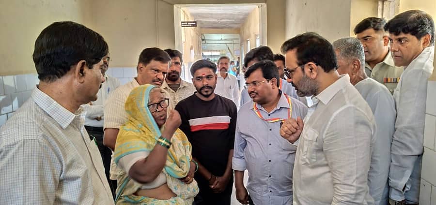 ಕಲಘಟಗಿಯ ತಾಲ್ಲೂಕು ಆಸ್ಪತ್ರೆಗೆ ಕಾರ್ಮಿಕ ಸಚಿವ ಸಂತೋಷ್ ಲಾಡ್ ಮಂಗಳವಾರ ಭೇಟಿ ನೀಡಿ  ರೋಗಿಗಳ ಆರೋಗ್ಯ ವಿಚಾರಿಸಿದರು 