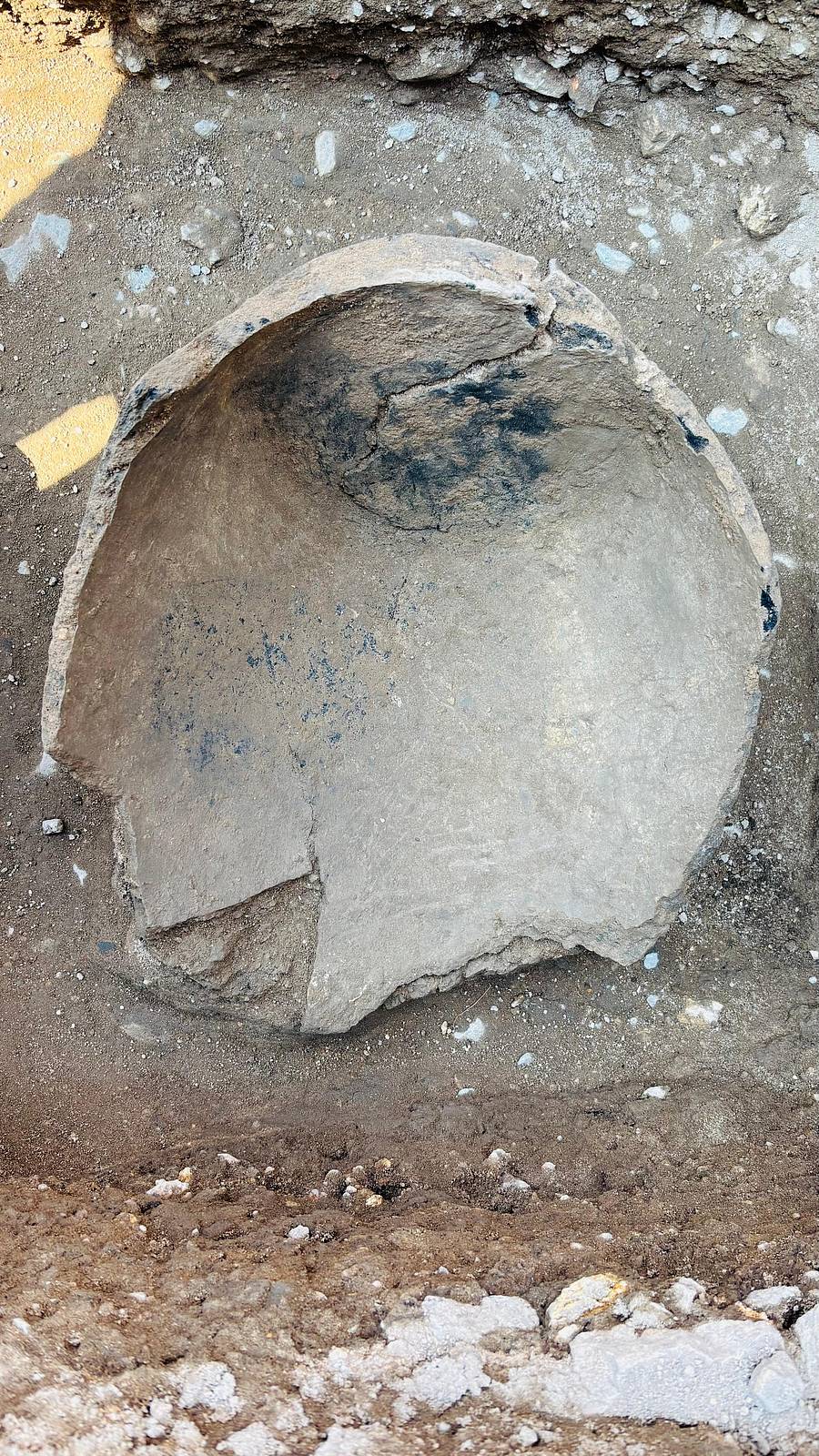 ಒಡೆದ ಮಡಿಕೆಯ ಅರ್ಧಭಾಗ ಉತ್ಖನನದಲ್ಲಿ ಸಿಕ್ಕಿದೆ