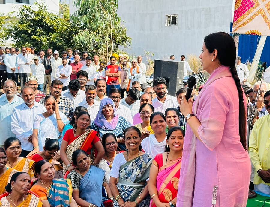 <div class="paragraphs"><p>ಬೆಳಗಾವಿ ಗ್ರಾಮೀಣ ವಿಧಾನಸಭಾ ಕ್ಷೇತ್ರದ ಶಿಂಧೊಳ್ಳಿ ಗ್ರಾಮದಲ್ಲಿ ಮಂಗಳವಾರ ವಿವಿಧ ಕಾಮಗಾರಿಗಳಿಗೆ ಚಾಲನೆ ನೀಡಿದ ಬಳಿಕ ಸಚಿವೆ ಲಕ್ಷ್ಮೀ ಹೆಬ್ಬಾಳಕರ ಮಾತನಾಡಿದರು</p></div>