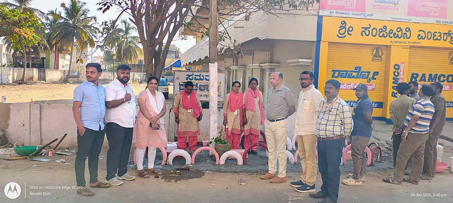 ಗೌರಿಬಿದನೂರು ನಗರದ ವೀರಂಡಹಳ್ಳಿ ಬಳಿ ಬ್ಲಾಕ್‌ಸ್ಪಾಟ್ ಅನ್ನು ನಗರಸಭೆ ವತಿಯಿಂದ ಅಂದಗೊಳಿಸಿ, ಸ್ವಚ್ಛತೆ, ನಗರದ ಸೌಂದರೀಕರಣ ಬಗ್ಗೆ ಜನರಲ್ಲಿ ಅರಿವು ಮೂಡಿಸಲಾಯಿತು