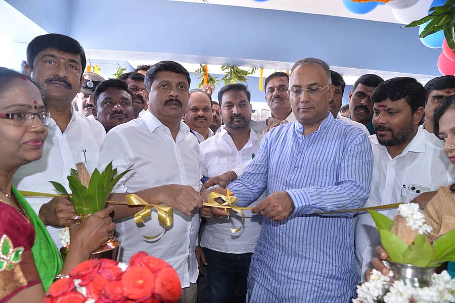 ಕೋಲಾರ ತಾಲ್ಲೂಕಿನ ನರಸಾಪುರದ ಸಮುದಾಯ ಆರೋಗ್ಯ ಕೇಂದ್ರ ಸೇರಿದಂತೆ ವಿವಿಧ ಸೌಲಭ್ಯಗಳಿಗೆ ಸಚಿವ ದಿನೇಶ್‌ ಗುಂಡೂರಾವ್ ಚಾಲನೆ ನೀಡಿದರು. ಬೈರತಿ ಸುರೇಶ್‌, ಎಂ.ಮಲ್ಲೇಶ್‌ ಬಾಬು, ಕೊತ್ತೂರು ಮಂಜುನಾಥ್‌, ಇಂಚರ ಗೋವಿಂದರಾಜು, ಎಂ.ಎಲ್‌.ಅನಿಲ್‌ ಕುಮಾರ್‌, ಎಂ.ಆರ್.ರವಿ ಪಾಲ್ಗೊಂಡಿದ್ದರು 