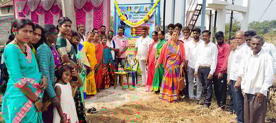 ಬೆಟ್ಟದಪುರ ಸಮೀಪದ ಸೀಗೆಕೋರೆಕಾವಲು (ಬಿ.ಬ್ಲಾಕ್) ನಲ್ಲಿ ಮಂಗಳವಾರ ನಡೆದ ಡಾ. ಬಿ.ಆರ್.ಅಂಬೇಡ್ಕರ್ ಸೇವಾ ಸಮಿತಿಯ ನಾಮಫಲಕವನ್ನು ಸಾಮಾಜಿಕ ಚಿಂತಕ ಚಾಮರಾಯನಕೋಟೆ ಜಗದೀಶ್ ಉದ್ಘಾಟಿಸಿದರು. ಸತೀಶ್, ಗಿರೀಶ್, ಕೃಷ್ಣ.ಸಿ, ಚೆಲುವಯ್ಯ ರಾಜೇಶ್, ಲಲಿತಮ್ಮ, ಪ್ರಕಾಶ್ ಪಾಲ್ಗೊಂಡಿದ್ದರು