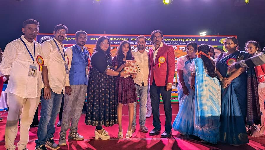 ದೊಡ್ಡಬಳ್ಳಾಪುರ ಭಗತ್‌ಸಿಂಗ್‌ ಕ್ರೀಡಾಂಗಣದಲ್ಲಿ ತಾಲ್ಲೂಕು ಫೋಟೊ ಮತ್ತು ವಿಡಿಯೊ ಛಾಯಾಗ್ರಾಹಕರ ಸಂಘದಿಂದ ನಡೆದ ಛಾಯಾ ಸಂಕ್ರಾಂತಿ ಸಂಭ್ರಮದ ವಿಜೇತರಿಗೆ ಬಹುಮಾನ ವಿತರಿಸಲಾಯಿತು.