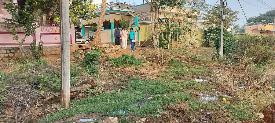 ನಗರದ ಕರಿನಂಜನಪುರ ಹೊಸ ಬಡಾವಣೆ ವ್ಯಾಪ್ತಿಯಲ್ಲಿ ಬುದ್ಧನಗರದಿಂದ ಪೂರ್ವ ಭಾಗದಲ್ಲಿರುವ ಹೊಸ ಬಡಾವಣೆಗೆ ಸಂಪರ್ಕ ರಸ್ತೆ ಇಲ್ಲದೆ ಕೊಳಚೆ ನೀರು ತುಂಬಿರುವ ದೃಶ್ಯ