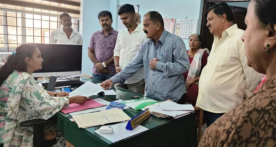 ಮೂಡಿಗೆರೆ ತಾಲ್ಲೂಕು ಕಚೇರಿಯಲ್ಲಿ ತಹಶೀಲ್ದಾರ್ ಎಸ್.ಅಶ್ವಿನಿ ಅವರಿಗೆ ಬೆಳ್ಳೂರು ಗ್ರಾಮದ ರೈತರು ಮಂಗಳವಾರ ಮನವಿ ಸಲ್ಲಿಸಿದರು