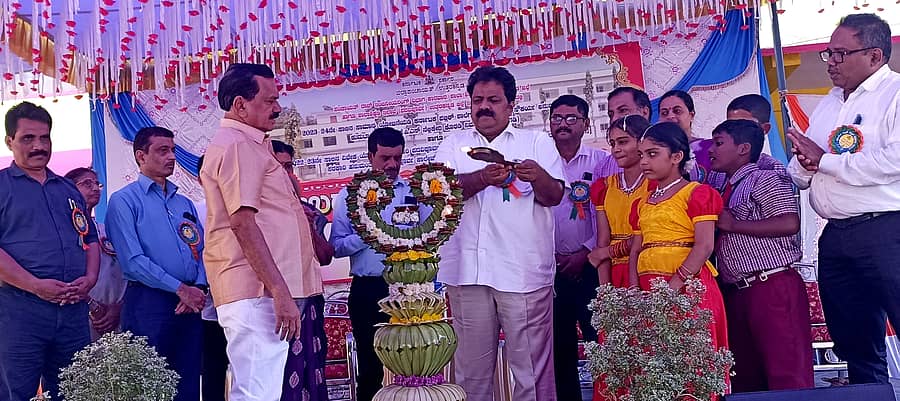 ಕುಮಟಾ ಪಟ್ಟಣದ ನೆಲ್ಲಿಕೇರಿ ಗ್ರಾಮದ ಕರ್ನಾಟಕ ಪಬ್ಲಿಕ್ ಸ್ಕೂಲ್ ನೂತನ ಕಟ್ಟಡವನ್ನು ಜಿಲ್ಲಾ ಉಸ್ತುವಾರಿ ಸಚಿವ ಮಂಕಾಳ ವೈದ್ಯ ಉದ್ಘಾಟಿಸಿದರು