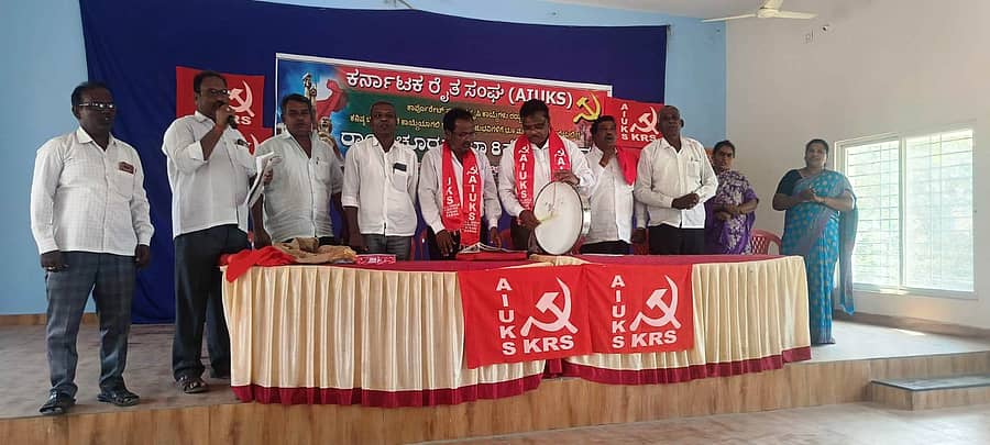 ಲಿಂಗಸುಗೂರು ಪಟ್ಟಣದ ಡಾ.ಬಿ.ಆರ್.ಅಂಬೇಡ್ಕರ್ ಭವನದಲ್ಲಿ ಕರ್ನಾಟಕ ರೈತ ಸಂಘ (ಎಐಯುಕೆಎಸ್)ದ ಜಿಲ್ಲಾ 8ನೇ ಸಮ್ಮೇಳನವನ್ನು ಸಂಘದ ರಾಜ್ಯ ಸಮಿತಿ ಕಾರ್ಯದರ್ಶಿ ಡಿ.ಎಸ್.ನಿರ್ವಾಣಪ್ಪ ಉದ್ಘಾಟಿಸಿದರು