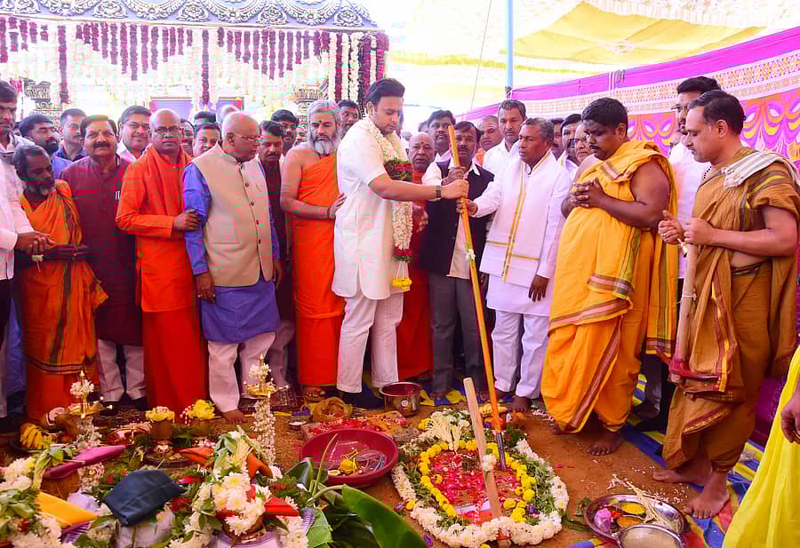 ಮಾದರ ಚನ್ನಯ್ಯ ಮಠದ ಆವರಣದಲ್ಲಿ ನಡೆಯಲಿರುವ ಆದಿಶಕ್ತಿ ಮಾತಂಗೇಶ್ವರಿ ದೇವಾಲಯ ನಿರ್ಮಾಣ ಕಾಮಗಾರಿಗೆ ಸಂಸದ ಯದುವೀರ್‌ ಕೃಷ್ಣದತ್ತ ಚಾಮರಾಜ ಒಡೆಯರ್‌, ಸಚಿವ ಕೆ.ಎಚ್‌.ಮುನಿಯಪ್ಪ ಅವರು ಭೂಮಿಪೂಜೆ ನೆರವೇರಿಸಿದರು