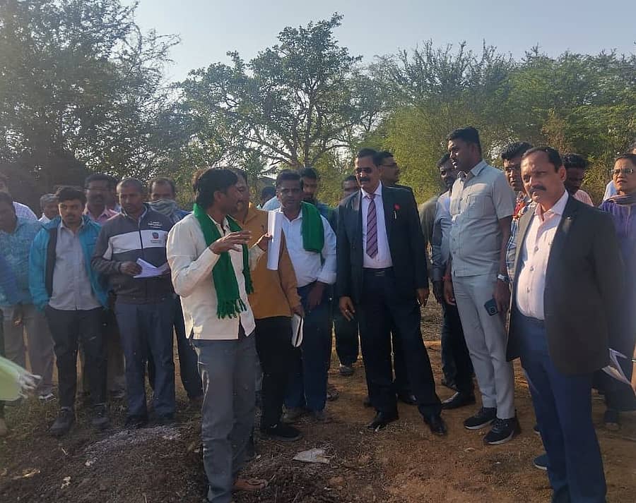 ದೊಡ್ಡಬಳ್ಳಾಪುರ ತಾಲ್ಲೂಕಿನ ಮಜರಾಹೊಸಹಳ್ಳಿ ಕೆರೆಗೆ ಮಂಗಳವಾರ ಅಧಿಕಾರಿಗಳೊಂದಿಗೆ ಉಪಲೋಕಯುಕ್ತ ನ್ಯಾಯಮೂರ್ತಿ ಬಿ.ವೀರಪ್ಪ ಅವರು ಭೇಟಿ ನೀಡಿ ಪರಿಶೀಲನೆ ನಡೆಸಿದರು