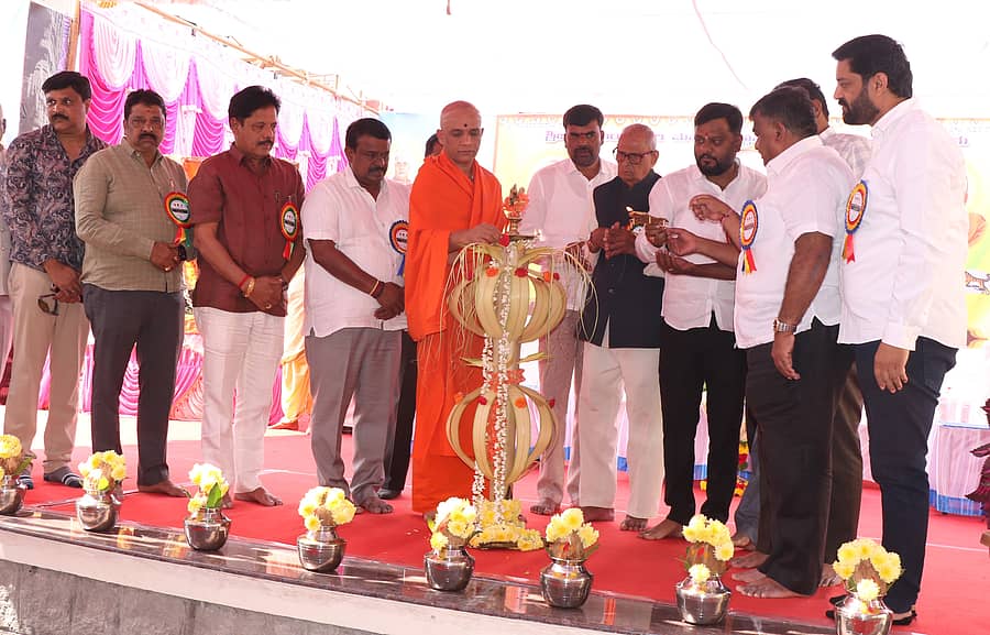 ಹಾಸನದ ಎಂ.ಜಿ. ರಸ್ತೆಯ ಆದಿಚುಂಚನಗಿರಿ ಆಂಗ್ಲ ಮಾಧ್ಯಮ ಶಾಲಾ ಆವರಣದಲ್ಲಿ ಮಂಗಳವಾರ ಆಯೋಜಿಸಿದ್ದ ಆರೋಗ್ಯ ತಪಾಸಣೆ ಶಿಬಿರವನ್ನು ನಿರ್ಮಲಾನಂದನಾಥ ಸ್ವಾಮೀಜಿ ಉದ್ಘಾಟಿಸಿದರು.