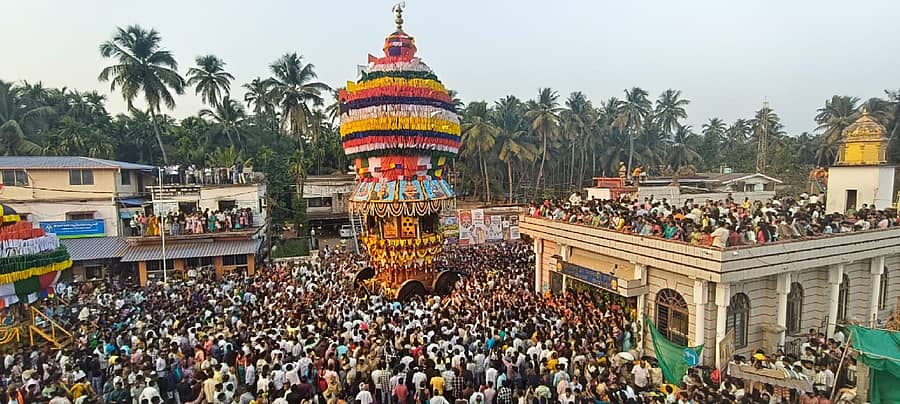 ಭಟ್ಕಳ ತಾಲ್ಲೂಕಿನ ಮುರ್ಡೇಶ್ವರ ಗ್ರಾಮದಲ್ಲಿ ಮತ್ಹೋಬಾರ ಮುರುಡೇಶ್ವರ ಸ್ವಾಮಿ ಮಹಾರಥೋತ್ಸವ ಸಾವಿರಾರು ಭಕ್ತರ ಸಡಗರದ ಮಧ್ಯೆ ಸಂಭ್ರಮದಿಂದ ನಡೆಯಿತು