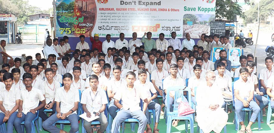 ಕೊಪ್ಪಳದಲ್ಲಿ ಮಂಗಳವಾರ ನಡೆದ ಹೋರಾಟದಲ್ಲಿ ಗವಿಸಿದ್ದೇಶ್ವರ ಪದವಿಪೂರ್ವ ಕಾಲೇಜು ವಿದ್ಯಾರ್ಥಿಗಳು ಬೆಂಬಲ ನೀಡಿದರು