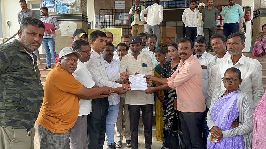 ಎಚ್.ಡಿ.ಕೋಟೆ ತಾಲ್ಲೂಕು ಆಡಳಿತ ಸೌಧದ ಆವರಣದಲ್ಲಿ ದಮ್ಮನಕಟ್ಟೆ ಸಫಾರಿ ಕೇಂದ್ರ ತೆರೆಯಲು ಒತ್ತಾಯಿಸಿ ತಾಲ್ಲೂಕು ಪ್ರಗತಿಪರ ಸಂಘಟನೆಗಳ ಮುಖಂಡರು ಪ್ರತಿಭಟನೆ ನಡೆಸಿ ತಹಶೀಲ್ದಾರ್ ಶ್ರೀನಿವಾಸ್ ಅವರಿಗೆ ಮನವಿ ಸಲ್ಲಿಸಿದರು