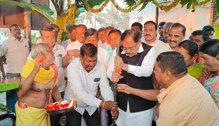 ಕೊರಟಗೆರೆ ತಾಲ್ಲೂಕಿನ ಬೊಮ್ಮಲದೇವಿಪುರ ಗ್ರಾಮ ಪಂಚಾಯಿತಿ ನೂತನ ಕಟ್ಟಡ ನಿರ್ಮಾಣಕ್ಕೆ ಸಚಿವ ಜಿ.ಪರಮೇಶ್ವರ ಭೂಮಿ ಪೂಜೆ ನರವೇರಿಸಿದರು  