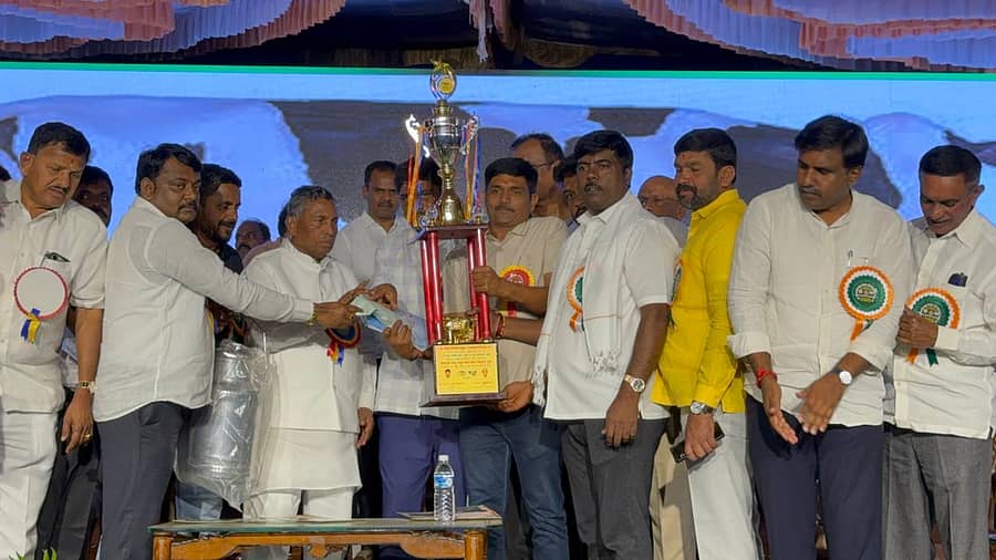 ದೇವನಹಳ್ಳಿಯಲ್ಲಿ ನಡೆದ ರಾಜ್ಯ ಮಟ್ಟದ ಹಾಲು ಕರೆಯುವ ಸ್ಪರ್ಧೆಯಲ್ಲಿ 48 ಲೀಟರ್ ಹಾಲು ಕರೆದ ಮಾಳೀಗೆನಹಳ್ಳಿ ಲೋಕೇಶ್‌ ಅವರಿಗೆ ಜಿಲ್ಲಾ ಉಸ್ತುವಾರಿ ಸಚಿವ ಕೆ.ಎಚ್.ಮುನಿಯಪ್ಪ ಪ್ರಶಸ್ತಿ ನೀಡಿ ಅಭಿನಂದಿಸಿದರು. ಬಮುಲ್ ನಿರ್ದೇಶಕ ಡಿ.ಕೆ. ಸುರೇಶ್‌ ಸೇರಿದಂತೆ ಗಣ್ಯರು ಉಪಸ್ಥಿತರಿದ್ದರು 