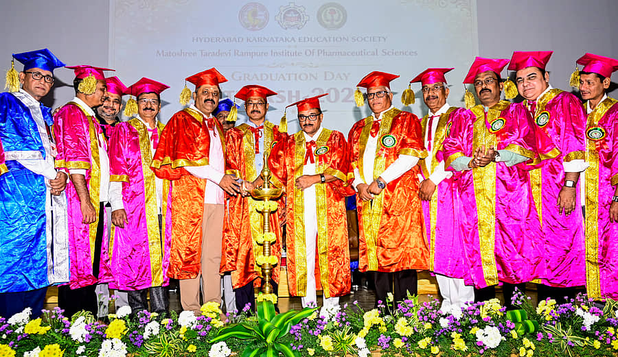 <div class="paragraphs"><p>ಕಲಬುರಗಿಯ ಪಿಡಿಎ ಎಂಜಿನಿಯರಿಂಗ್ ಕಾಲೇಜಿನ ಸಭಾಂಗಣದಲ್ಲಿ ಮಂಗಳವಾರ ತಾರಾದೇವಿ ರಾಂಪುರೆ ಔಷಧ ವಿಜ್ಞಾನ ಸಂಸ್ಥೆಯಿಂದ ನಡೆದ ಉತ್ಕರ್ಷ–2025 ಕಾರ್ಯಕ್ರವನ್ನು ನವದೆಹಲಿ ಭಾರತೀಯ ಔಷಧ ಪರಿಷತ್‌ನ ಕೇಂದ್ರೀಯ ಮಂಡಳಿ ಸದಸ್ಯ ಡಾ.ಎಂ.ವೆಂಕಟರಮಣ ಉದ್ಘಾಟಿಸಿದರು.&nbsp;ಎಚ್‌ಕೆಇ ಸೊಸೈಟಿ ಅಧ್ಯಕ್ಷ ಶಶಿಲ್ ಜಿ. ನಮೋಶಿ ಸೇರಿದಂತೆ ಹಲವರು ನೆರವಾದರು </p></div>