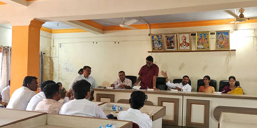 ಮಹಾಲಿಂಗಪುರ ಸಮೀಪದ ರನ್ನಬೆಳಗಲಿ ಪಟ್ಟಣ ಪಂಚಾಯಿತಿ ಸಭಾಭವನದಲ್ಲಿ ನಡೆದ ಸಾಮಾನ್ಯ ಸಭೆಯಲ್ಲಿ ಮುಖ್ಯಾಧಿಕಾರಿ ಈರಣ್ಣ ದಡ್ಡಿ ಮಾತನಾಡಿದರು