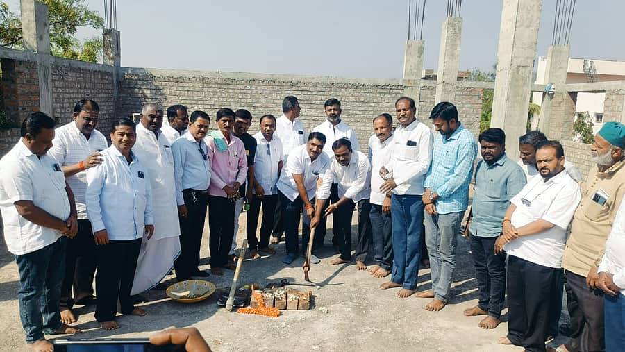 ಲಿಂಗಸುಗೂರು ಪತ್ರಿಕಾ ಭವನದ ಮೊದಲ ಮಹಡಿಯಲ್ಲಿ ಸಭಾಭವನ ನಿರ್ಮಾಣಕ್ಕೆ ವಿಧಾನ ಪರಿಷತ್ ಸದಸ್ಯ ಶರಣಗೌಡ ಪಾಟೀಲ ಬಯ್ಯಾಪುರ ಹಾಗೂ ಪತ್ರಕರ್ತರ ಸಂಘದ ಜಿಲ್ಲಾ ಘಟಕದ ಅಧ್ಯಕ್ಷ ಆರ್.ಗುರುನಾಥ ಭೂಮಿಪೂಜೆ ನೆರವೇರಿಸಿದರು.