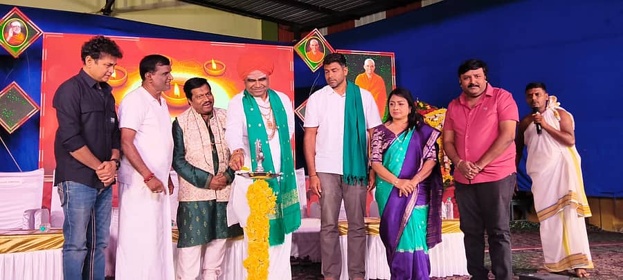 ಪಾಂಡವಪುರ ಪಟ್ಟಣದಲ್ಲಿ ಬಿಜಿಎಸ್ ಶಿಕ್ಷಣ ಸಂಸ್ಥೆ ಆಯೋಜಿಸಿದ್ದ ಶಾಲಾ ವಾರ್ಷಿಕೋತ್ಸವವನ್ನು ಫಕೀರ ದಿಂಗಾಲೇಶ್ವರ  ಸ್ವಾಮೀಜಿ ಉದ್ಪಾಟಿಸಿದರು. ಶಾಸಕ ದರ್ಶನ್ ಪುಟ್ಟಣ್ಣಯ್ಯ, ಟಿ.ಎಸ್.ನಾಗಭರಣ, ಭವ್ಯ, ಶರಣ್, ವಿ.ನಾಗೇಂದ್ರ ಪ್ರಸಾದ್ ಜೆ.ಎನ್. ರಾಮಕೃಷ್ಣಗೌಡ ಭಾಗವಹಿಸಿದ್ದರು