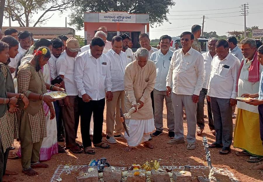 ಕುಕನೂರು ತಾಲ್ಲೂಕಿನ ದ್ಯಾoಪೂರು ಗ್ರಾಮದಲ್ಲಿ ಮಂಗಳವಾರ ಸಿಎಂ ಆರ್ಥಿಕ ಸಲಹೆಗಾರ ಬಸವರಾಜ ರಾಯರಡ್ಡಿ ಅವರು ಶಾಲಾ ಕೊಠಡಿಗಳ ಭೂಮಿ ಪೂಜೆ ನೆರವೇರಿಸಿದರು