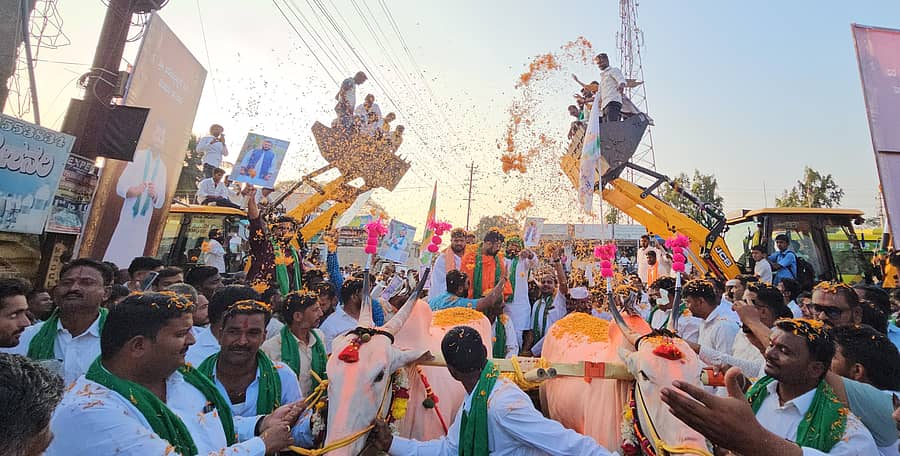 ಹಾರೂಗೇರಿಯಲ್ಲಿ ಸೋಮವಾರ ಕುಡಚಿ ಶಾಸಕ ಮಹೇಂದ್ರ ತಮ್ಮಣ್ಣವರ ಅವರನ್ನು ಮೆರವಣಿಗೆಯಲ್ಲಿ ಕರೆತಂದು ಜೆಸಿಬಿಗಳ ಮೇಲಿಂದ ಪುಷ್ಪವೃಷ್ಟಿ ಮಾಡಲಾಯಿತು
