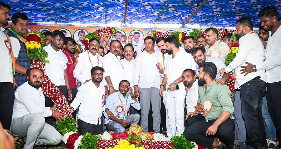 ಮಂಡ್ಯ ನಗರದ ಸಿಲ್ವರ್ ಜ್ಯೂಬಿಲಿ ಉದ್ಯಾನದಲ್ಲಿ ಜಿಲ್ಲಾ ಯುವ ಕಾಂಗ್ರೆಸ್ ಸಮಿತಿ ವತಿಯಿಂದ ಮಂಗಳವಾರ ಏರ್ಪಡಿಸಿದ್ದ ‘ಜಿಲ್ಲಾ ಯುವ ಸಮ್ಮೇಳನ’ದಲ್ಲಿ ಜಿಲ್ಲಾ ಉಸ್ತುವಾರಿ ಸಚಿವ ಎನ್‌.ಚಲುವರಾಯಸ್ವಾಮಿ ಮತ್ತು ಶಾಸಕರನ್ನು ಕಾರ್ಯಕರ್ತರು ಬೃಹತ್‌ ಹೂವಿನ ಹಾರ ಹಾಕಿ ಅಭಿನಂದಿಸಿದರು 