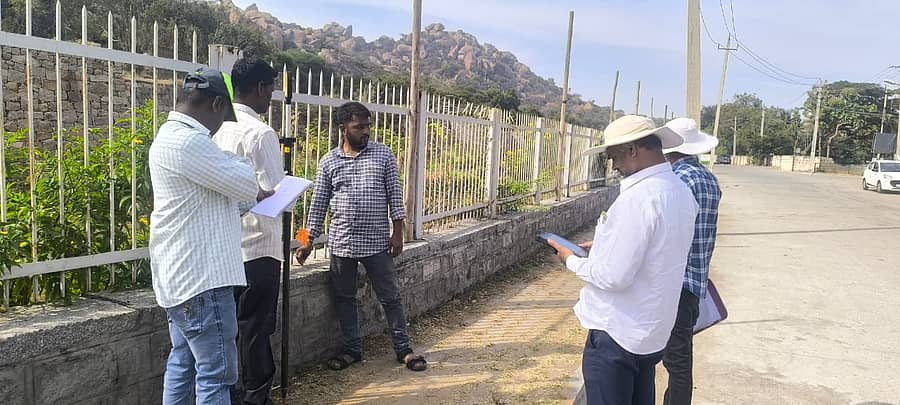 ಎಎಸ್‌ಐ ಹಾಗೂ ತಾಲ್ಲೂಕು ಆಡಳಿತದ ಸರ್ವೇಯರ್‌ಗಳು ಕೋಟೆ ಗಡಿ ಸಮೀಕ್ಷೆ ನಡೆಸುತ್ತಿರುವುದು