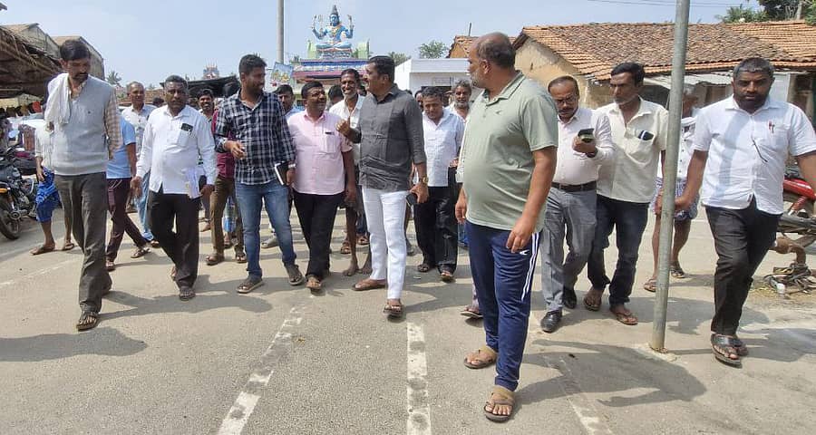 ಕಿಕ್ಕೇರಿ ಹೋಬಳಿಯ ಸಾಸಲು ಕ್ಷೇತ್ರದ ಅಭಿವೃದ್ಧಿ, ಸಮಸ್ಯೆಗಳ ಕುರಿತು ಮಂಗಳವಾರ ಶಾಸಕ ಎಚ್.ಟಿ. ಮಂಜು ದೇಗುಲ ಸ್ಥಳ ವೀಕ್ಷಣೆ ಮಾಡಿದರು. ಶ್ರೀನಿವಾಸ್, ಅಶೋಕ್, ವೀಣಾ, ನರೇಂದ್ರ, ವಿಜಯ್, ಗ್ರಾಮಸ್ಥರು ಭಾಗವಹಿಸಿದ್ದರು