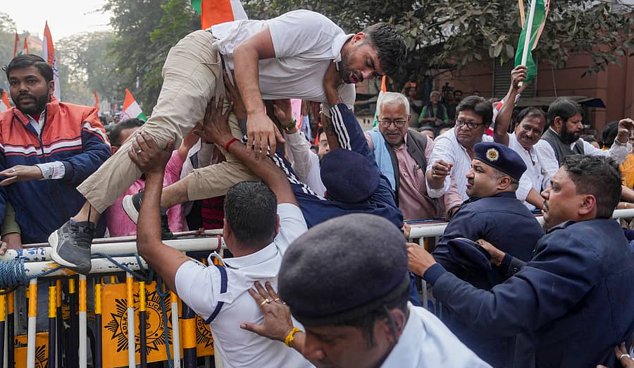 ಎಸ್‌ಐಆರ್‌ ಪ್ರಕ್ರಿಯೆ ವೇಳೆ ಜನರ  ಮೇಲೆ ದೌರ್ಜನ್ಯ ಎಸಗಲಾಗುತ್ತಿದೆ ಎಂದು ಆರೋಪಿಸಿ ಪಶ್ಚಿಮ ಬಂಗಾಳದ ವಿವಿಧ ಜಿಲ್ಲೆಗಳಲ್ಲಿ ಮಂಗಳವಾರ ಪ್ರತಿಭಟನೆ ನಡೆಯಿತು –ಪಿಟಿಐ ಚಿತ್ರ