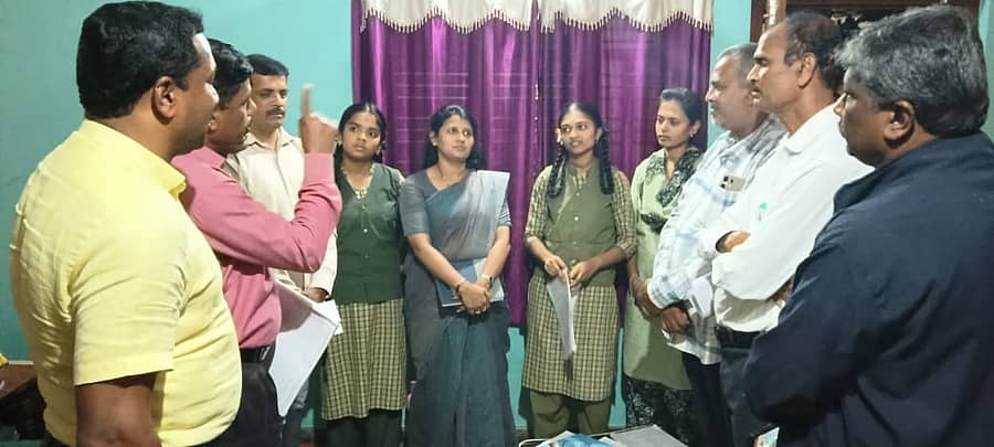 ಮಾಲೂರು ತಾಲ್ಲೂಕಿನ ಮಾಸ್ತಿ ಗ್ರಾಮದ ಎಸ್‌ಎಸ್‌ಎಲ್‌ಸಿ ವಿದ್ಯಾರ್ಥಿಗಳ ಮನೆಗೆ ತಾಲ್ಲೂಕು ಆಡಳಿತ ಅಧಿಕಾರಿಗಳು ಭೇಟಿ ನೀಡಿ ವಿದ್ಯಾರ್ಥಿಗಳ ಪರೀಕ್ಷೆ ತಯಾರಿ ಕುರಿತು ಪರಿಶೀಲಿಸಿದರು