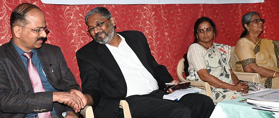 ವಿಚಾರಸಂಕಿರಣದಲ್ಲಿ ಕರ್ನಾಟಕ ರಾಜ್ಯ ಕಾನೂನು ಸೇವಾ ಪ್ರಾಧಿಕಾರದ ಸದಸ್ಯ ಕಾರ್ಯದರ್ಶಿ ಎಚ್‌. ಶಶಿಧರ ಶೆಟ್ಟಿ ಹಾಗೂ ವಕೀಲ ವಿನಯ್‌ ಶ್ರೀನಿವಾಸ್‌ ಚರ್ಚೆ ನಡೆಸಿದರು. ವಕೀಲರಾದ ಸುಮಿತ್ರಾ ಆಚಾರ್ಯ, ಡೀಡ್ಸ್ ನಿರ್ದೇಶಕಿ ಮರ್ಲಿನ್‌ ಮಾರ್ಟಿಸ್‌ ಉಪಸ್ಥಿತರಿದ್ದರು
ಪ್ರಜಾವಾಣಿ ಚಿತ್ರ