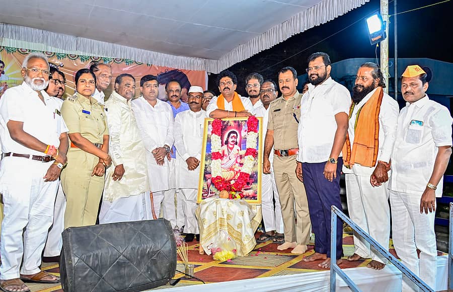 <div class="paragraphs"><p>ಕಲಬುರಗಿಯ ಜಗತ್‌ ವೃತ್ತದಲ್ಲಿ ಮಂಗಳವಾರ ನಡೆದ ಕಾರ್ಯಕ್ರಮದಲ್ಲಿ ನಿಜಶರಣ ಅಂಬಿಗರ ಚೌಡಯ್ಯ ಚಿತ್ರಕ್ಕೆ ಗಣ್ಯರು ಪುಷ್ಪ ನಮನ ಸಲ್ಲಿಸಿದರು. ವಿಧಾನ ಪರಿಷತ್‌ ಸದಸ್ಯ ತಿಪ್ಪಣ್ಣಪ್ಪ ಕಮಕನೂರ, ಆರ್‌.ಕೆ.ಹುಡಗಿ, ಜೈಪ್ರಕಾಶ ಕಮಕನೂರ, ಲಚ್ಚಪ್ಪ ಜಮಾದಾರ ಸೇರಿದಂತೆ ಹಲವರಿದ್ದಾರೆ</p></div>