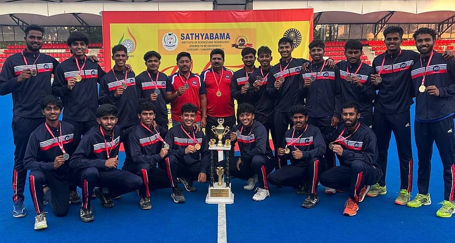 <div class="paragraphs"><p>ದಕ್ಷಿಣ ವಲಯ ಅಂತರ ವಿ.ವಿ ಚಾಂಪಿಯನ್‌ಷಿಪ್‌ನಲ್ಲಿ ಪ್ರಶಸ್ತಿ&nbsp;ಜೈನ್‌ ವಿಶ್ವವಿದ್ಯಾಲಯ ಪುರುಷರ ತಂಡ. (ನಿಂತವರು)  </p></div>