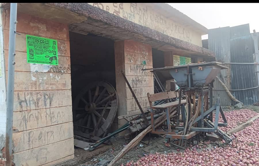 ಹೊನ್ನಾಪುರ ಗ್ರಾಮದ ಬಸ್ ನಿಲ್ದಾಣ