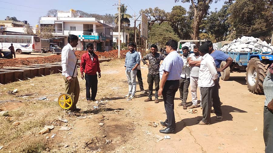 ರಸ್ತೆ ವಿಸ್ತರಣೆ ಕಾಮಗಾರಿ ಸ್ಥಳ ಪರಿಶೀಲಿಸಿದ ಪುರಸಭೆ ಮುಖ್ಯಾಧಿಕಾರಿ ಸತ್ಯನಾರಾಯಣ್. 
