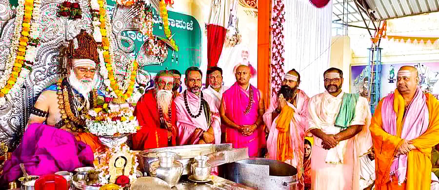 ಹುಲಸೂರ ಸಮೀಪದ ಭಾಲ್ಕಿ ತಾಲ್ಲೂಕಿನ ಮೇಹಕರ ಹಿರೇಮಠದಲ್ಲಿ ನಡೆದ ವಿರೂಪಾಕ್ಷೇಶ್ವರ ಜಾತ್ರಾ ಮಹೋತ್ಸವದ ಅಂಗವಾಗಿ ರಂಭಾಪುರಿ ಸ್ವಾಮೀಜಿ ಆಯೋಜಿಸಿದ್ದ ಇಷ್ಟಲಿಂಗ ಮಹಾಪೂಜೆ ನೆರವೇರಿಸಿದರು
