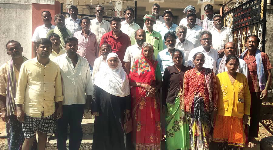 ಬಾಗೇಪಲ್ಲಿ ತಾಲ್ಲೂಕಿನ ಹಿರಣ್ಯೇಶ್ವರ ದೇವಾಲಯದ ಆವರಣದಲ್ಲಿ ಗಂಟ್ಲಮಲ್ಲಮ್ಮ ಕಣಿವೆ ಜಲಾಶಯ ಸಂತ್ರಸ್ತ ರೈತರ ಹೋರಾಟ ಸಮಿತಿಯ ಸಭೆಯಲ್ಲಿ ಸೇರಿದ್ದ ಸಂತ್ರಸ್ಥ ರೈತರು, ಮುಖಂಡರು.