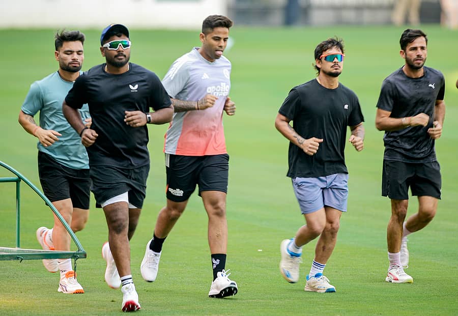 <div class="paragraphs"><p>ನಾಗಪುರದ ವಿಸಿಎ ಕ್ರೀಡಾಂಗಣದಲ್ಲಿ ಮಂಗಳವಾರ ತಾಲೀಮು ನಡೆಸಿದ ಭಾರತ ತಂಡದ ರಿಂಕು ಸಿಂಗ್, ಸಂಜು ಸ್ಯಾಮ್ಸನ್, ಸೂರ್ಯಕುಮಾರ್ ಯಾದವ್, ಇಶಾನ್ ಕಿಶನ್ ಮತ್ತು ರವಿ ಬಿಷ್ಣೋಯಿ&nbsp; </p></div>