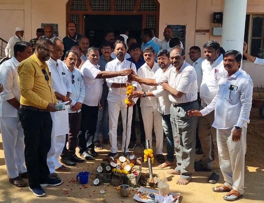 ರಾಯಚೂರಿನ ಪ್ರೆಸ್ ಗೀಲ್ಡ್ ಕಟ್ಟಡದ ಆಧುನೀಕರಣದ ಕಾಮಗಾರಿಗೆ ವಿಧಾನ ಪರಿಷತ್ ಸದಸ್ಯ ಎ.ವಸಂತಕುಮಾರ ಚಾಲನೆ ನೀಡಿದರು. ರಜಾಕ್‌ ಉಸ್ತಾದ್, ಅಬ್ದುಲ್ ಕರೀಮ, ಡಿ.ಕೆ.ಮುರಳಿ ಯಾದವ, ಎಂ.ಕೆ.ಬಾಬರ್, ಬದಸವರಾಜ ದರೂರು ಉಪಸ್ಥಿತರಿದ್ದರು