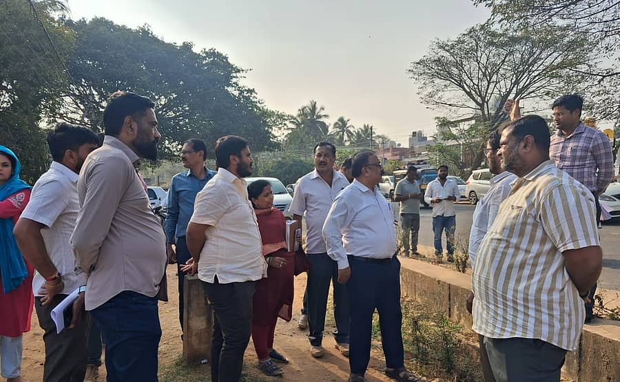 ಹುಣಸೂರು ನಗರದಲ್ಲಿ ಹಾದು ಹೋಗಿರುವ ರಾಷ್ಟ್ರೀಯ ಹೆದ್ದಾರಿ 275ರ ಕಾಮಗಾರಿ ಪ್ರಗತಿಯಲ್ಲಿದ್ದು, ಶಾಸಕ ಜಿ.ಡಿ.ಹರೀಶ್‌ ಗೌಡ ಮಂಗಳವಾರ ಪರಿಶೀಲಿಸಿದರು