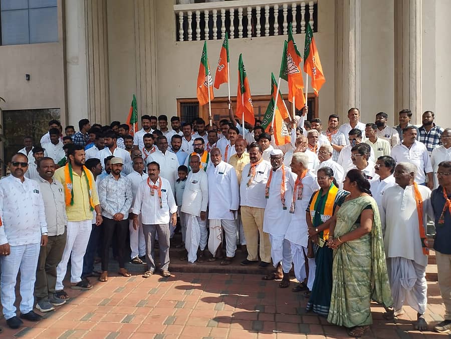 ಮುಧೋಳ ತಾಲ್ಲೂಕಿಗೆ ಪೂರ್ಣಾವಧಿ ತಹಶೀಲ್ದಾರ್ ನೇಮಕ ಮಾಡಲು ಆಗ್ರಹಿಸಿ ಬಿಜೆಪಿ ಕಾರ್ಯಕರ್ತರು ಪ್ರತಿಭಟನೆ ನಡೆಸಿದರು