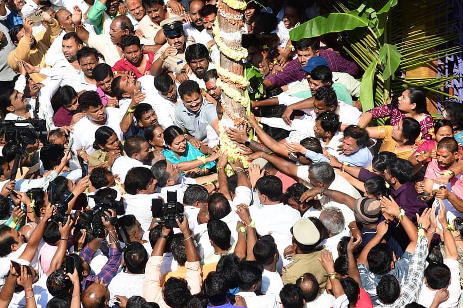 <div class="paragraphs"><p>ಜಾತ್ರಾ ಮಹೋತ್ಸವದ ಧಾರ್ಮಿಕ ಕೈಂಕರ್ಯಗಳಿಗೆ ಅಧಿಕೃತ ಚಾಲನೆ, ಪೂಜೆ ನೆರವೇರಿಸಿದ ಸಚಿವ</p></div>