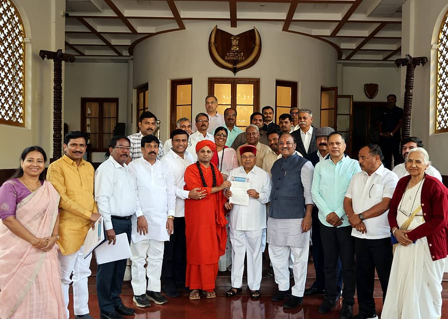 ಕರ್ನಾಟಕ ಮೀಸಲಾತಿ ಸಂರಕ್ಷಣಾ ಒಕ್ಕೂಟದ ನಿಯೋಗವು ರಾಜ್ಯಪಾಲ ಥಾವರಚಂದ್‌ ಗೆಹಲೋತ್‌ ಅವರಿಗೆ ಮನವಿ ಸಲ್ಲಿಸಿತು.