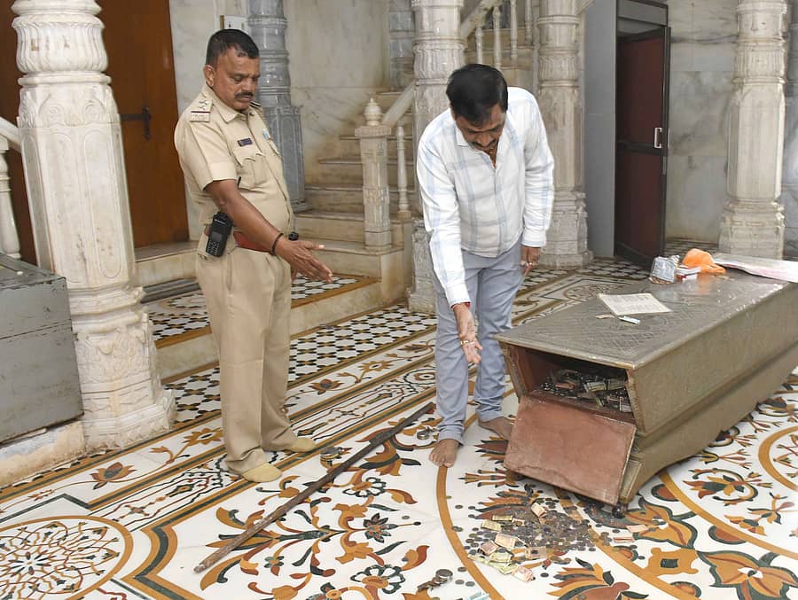 <div class="paragraphs"><p>ಧಾರವಾಡದ ಲೈನ್‌ ಬಜಾರ್‌ನ ಶೀತಲನಾಥ ಮಂದಿರದಲ್ಲಿ ಪೊಲೀಸರು ಪರಿಶೀಲನೆ ನಡೆಸಿದರು</p></div>