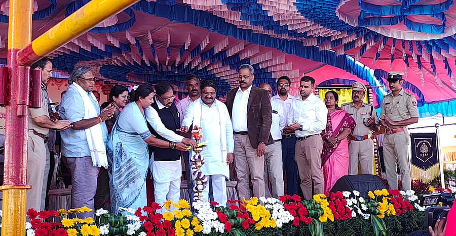 ಕೆಜಿಎಫ್‌ನ ಬಂಗಾರ ಗಣಿ ಗ್ರಾಮದಲ್ಲಿ ಮಂಗಳವಾರ ನಡೆದ ಇಂಡಿಯನ್‌ ರಿಸರ್ವ್‌ ಬೆಟಾಲಿಯನ್‌ ಶಂಕುಸ್ಥಾಪನೆ ಕಾರ್ಯಕ್ರಮವನ್ನು ಸಚಿವ ಪರಮೇಶ್ವರ ಉದ್ಘಾಟಿಸಿದರು. ಶಾಸಕರಾದ ಎಂ.ರೂಪಕಲಾ, ಎಸ್‌.ಎನ್‌.ನಾರಾಯಣಸ್ವಾಮಿ, ಡಿಜಿಪಿ ಅರುಣ್‌ ಚಕ್ರವರ್ತಿ, ಐಜಿಪಿ ಲಾಬೂರಾಮ, ಮಾಜಿ ಶಾಸಕ ಎಂ.ನಾರಾಯಣಸ್ವಾಮಿ ಇದ್ದರು.