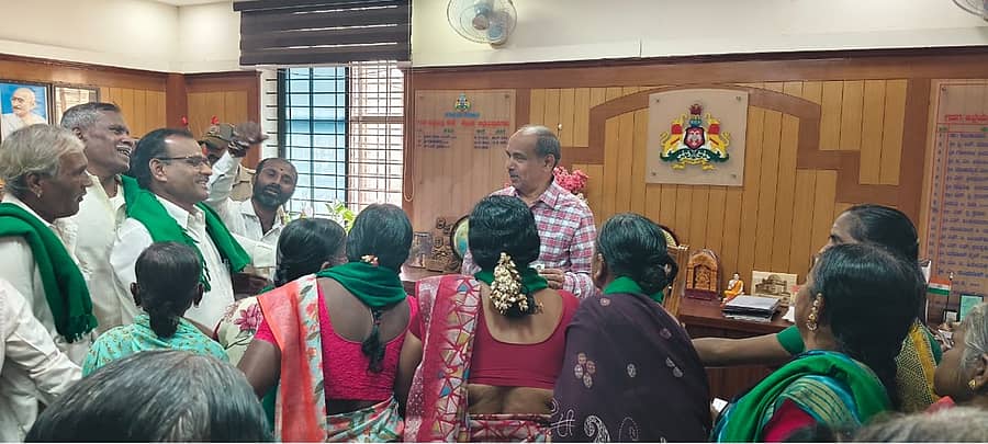 ಬೆಂಬಲ ಬೆಲೆ ಖರೀದಿ ಕೇಂದ್ರ ತೆರೆಯುವಂತೆ ಆಗ್ರಹಿಸಿ ರೈತ ಸೇನಾ ಕರ್ನಾಟಕದ ಪದಾಧಿಕಾರಿಗಳು ಗದಗ ಜಿಲ್ಲಾಧಿಕಾರಿ ಸಿ.ಎನ್‌.ಶ್ರೀಧರ್‌ ಮೂಲಕ ಸರ್ಕಾರಕ್ಕೆ ಮನವಿ ಸಲ್ಲಿಸಿದರು